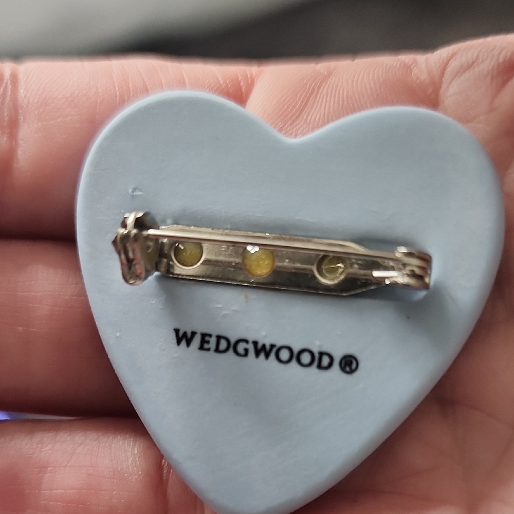 Wedgewood Heart Pin - Picture 2 of 2